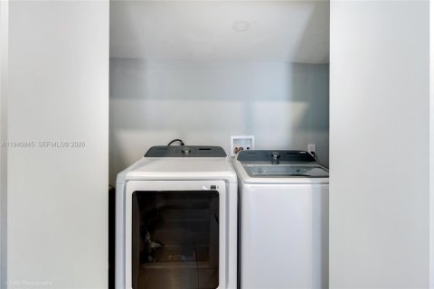 Villa ou maison à vendre à Miami, Floride: 2 chambres, 112.97 m2 № 1998418 - photo 23