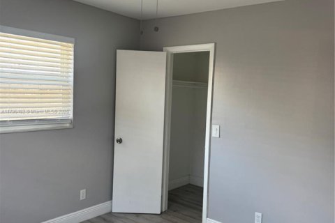 Villa ou maison à louer à Hallandale Beach, Floride: 2 chambres, 245.17 m2 № 1726536 - photo 8