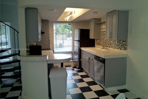 Touwnhouse à vendre à Miami, Floride: 2 chambres, 89.19 m2 № 1963741 - photo 2