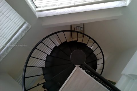 Touwnhouse à vendre à Miami, Floride: 2 chambres, 89.19 m2 № 1963741 - photo 18