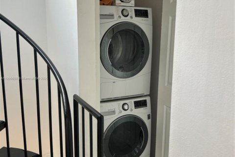 Touwnhouse à vendre à Miami, Floride: 2 chambres, 89.19 m2 № 1963741 - photo 13