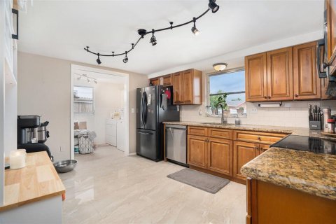 House in Port Richey, Florida 2 bedrooms, 116.22 sq.m. № 1824022 - photo 11