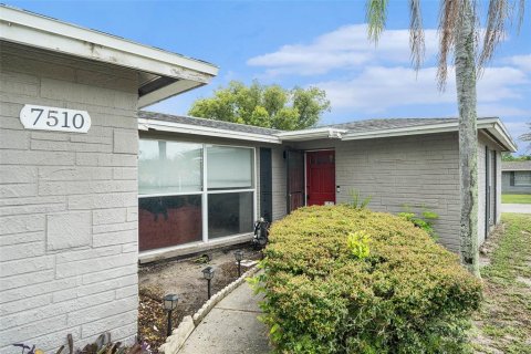 House in Port Richey, Florida 2 bedrooms, 116.22 sq.m. № 1824022 - photo 4