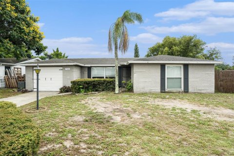 House in Port Richey, Florida 2 bedrooms, 116.22 sq.m. № 1824022 - photo 1