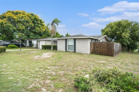 House in Port Richey, Florida 2 bedrooms, 116.22 sq.m. № 1824022 - photo 2