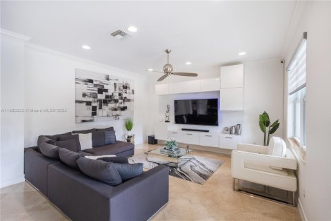 House in Boynton Beach, Florida 6 bedrooms, 300.07 sq.m. № 1929840 - photo 20