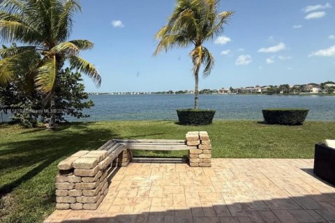 House in Miramar, Florida 3 bedrooms, 159.51 sq.m. № 1777630 - photo 23