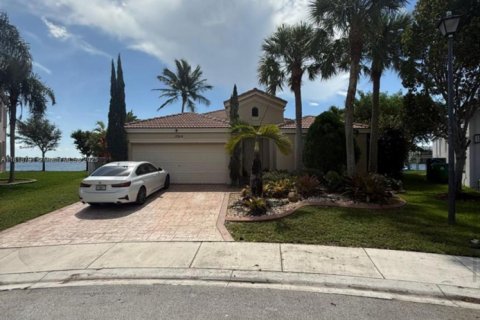House in Miramar, Florida 3 bedrooms, 159.51 sq.m. № 1777630 - photo 1