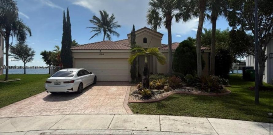 House in Miramar, Florida 3 bedrooms, 159.51 sq.m. № 1777630