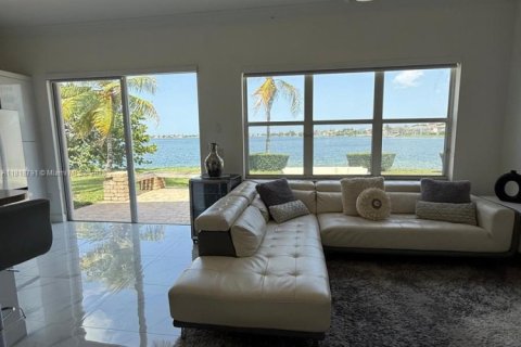 House in Miramar, Florida 3 bedrooms, 159.51 sq.m. № 1777630 - photo 4