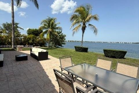 House in Miramar, Florida 3 bedrooms, 159.51 sq.m. № 1777630 - photo 30