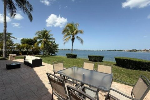 House in Miramar, Florida 3 bedrooms, 159.51 sq.m. № 1777630 - photo 25