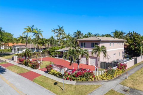 Купить виллу или дом в Майами, Флорида 6 спален, 390.47м2, № 2062104 - фото 3