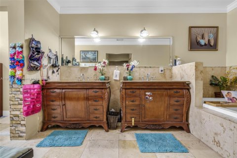 Купить виллу или дом в Майами, Флорида 6 спален, 390.47м2, № 2062104 - фото 26