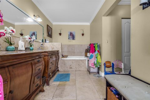 Купить виллу или дом в Майами, Флорида 6 спален, 390.47м2, № 2062104 - фото 27