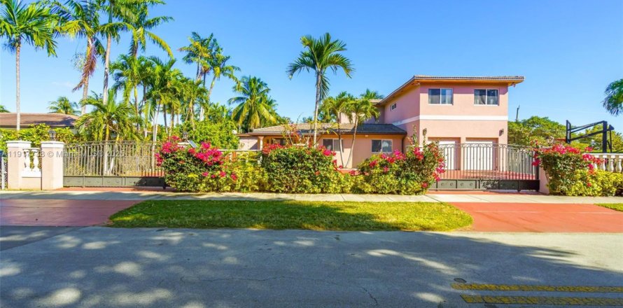 Дом в Майами, Флорида 6 спален, 390.47м2 № 2062104