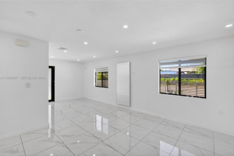 Villa ou maison à louer à Miami, Floride: 3 chambres, 185.62 m2 № 2055581 - photo 13