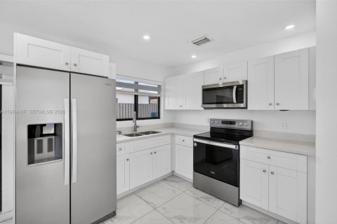 Villa ou maison à louer à Miami, Floride: 3 chambres, 185.62 m2 № 2055581 - photo 12