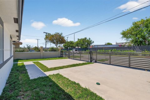 Villa ou maison à louer à Miami, Floride: 3 chambres, 185.62 m2 № 2055581 - photo 6