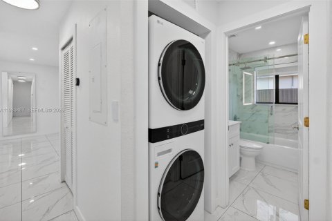 Villa ou maison à louer à Miami, Floride: 3 chambres, 185.62 m2 № 2055581 - photo 15