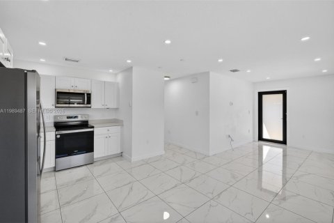 Villa ou maison à louer à Miami, Floride: 3 chambres, 185.62 m2 № 2055581 - photo 5