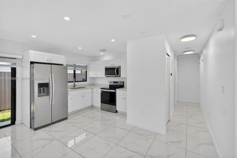 Villa ou maison à louer à Miami, Floride: 3 chambres, 185.62 m2 № 2055581 - photo 11