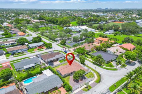 Casa en alquiler en Miami, Florida, 3 dormitorios, 146.6 m2 № 1938910 - foto 5
