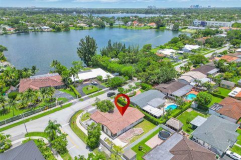 Casa en alquiler en Miami, Florida, 3 dormitorios, 146.6 m2 № 1938910 - foto 2