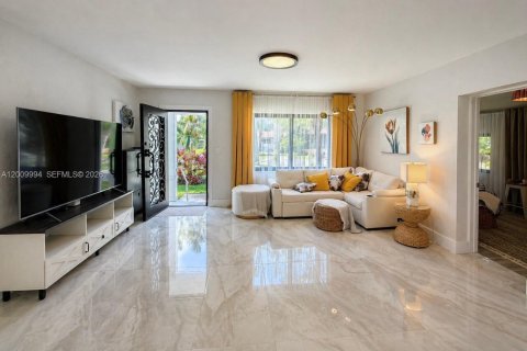 House in Hollywood, Florida 3 bedrooms, 112.97 sq.m. № 2076625 - photo 6