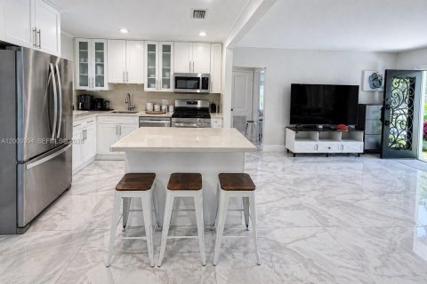 House in Hollywood, Florida 3 bedrooms, 112.97 sq.m. № 2076625 - photo 5