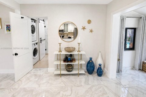 House in Hollywood, Florida 3 bedrooms, 112.97 sq.m. № 2076625 - photo 10