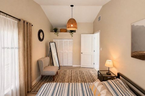 House in Hollywood, Florida 3 bedrooms, 112.97 sq.m. № 2076625 - photo 9