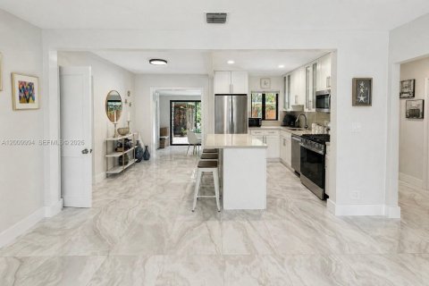 House in Hollywood, Florida 3 bedrooms, 112.97 sq.m. № 2076625 - photo 4