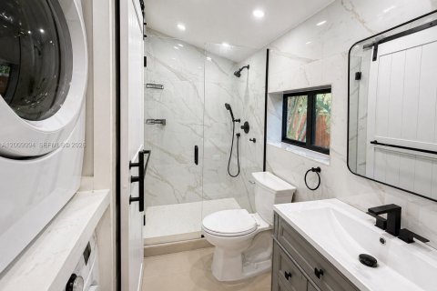 House in Hollywood, Florida 3 bedrooms, 112.97 sq.m. № 2076625 - photo 11