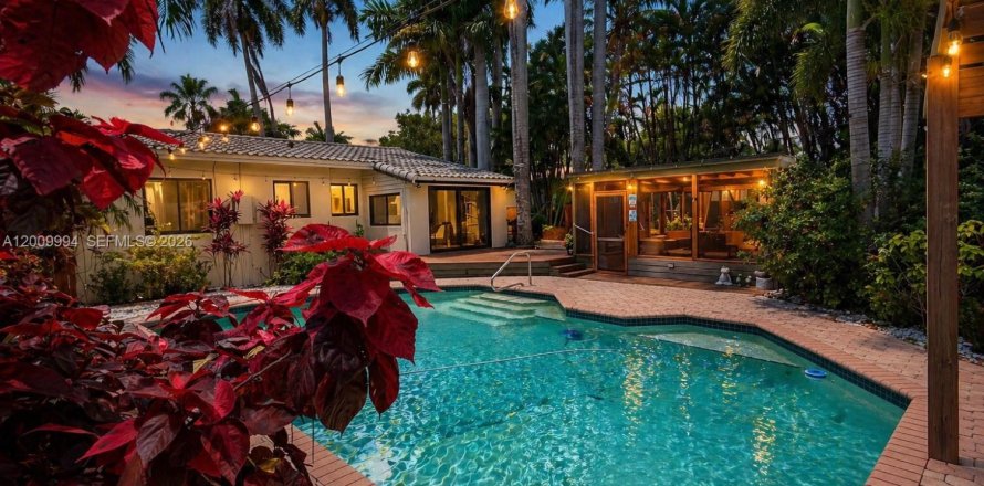 House in Hollywood, Florida 3 bedrooms, 112.97 sq.m. № 2076625