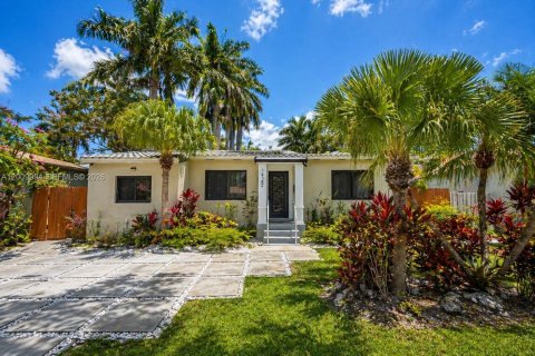 House in Hollywood, Florida 3 bedrooms, 112.97 sq.m. № 2076625 - photo 2