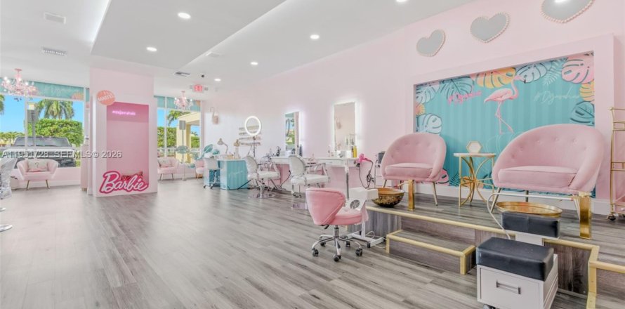 Propiedad comercial en Hialeah, Florida № 2089328
