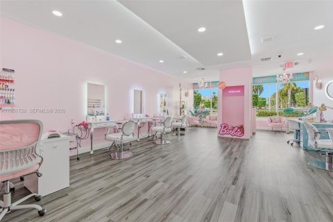 Propiedad comercial en venta en Hialeah, Florida № 2089328 - foto 9