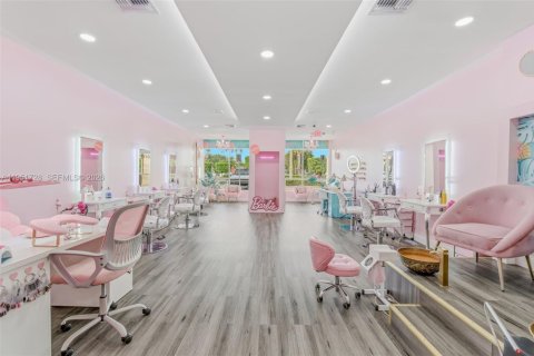 Propiedad comercial en venta en Hialeah, Florida № 2089328 - foto 7