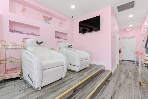 Propiedad comercial en venta en Hialeah, Florida № 2089328 - foto 10