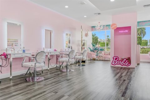 Propiedad comercial en venta en Hialeah, Florida № 2089328 - foto 5