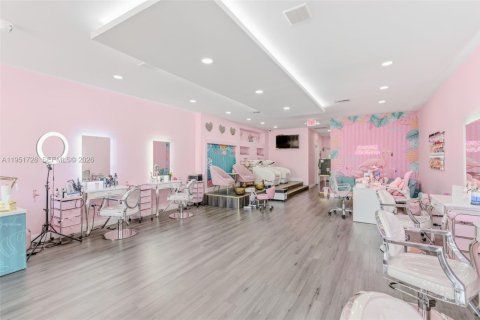 Propiedad comercial en venta en Hialeah, Florida № 2089328 - foto 8