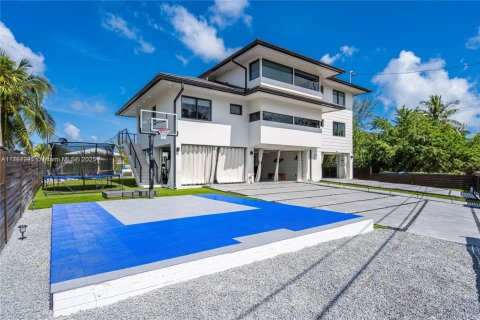 House in Key Largo, Florida 5 bedrooms, 359.35 sq.m. № 1863794 - photo 8