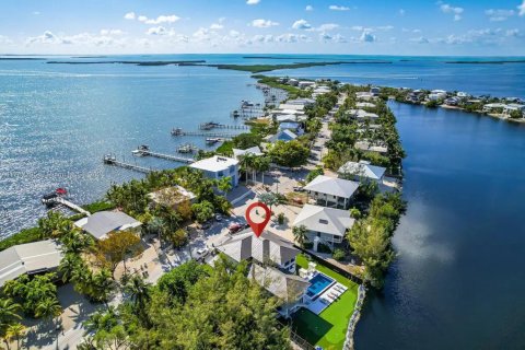 House in Key Largo, Florida 5 bedrooms, 359.35 sq.m. № 1863794 - photo 1