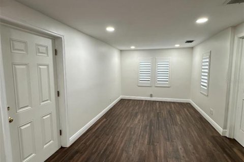 Propiedad comercial en alquiler en Tampa, Florida, 97.55 m2 № 1513878 - foto 4