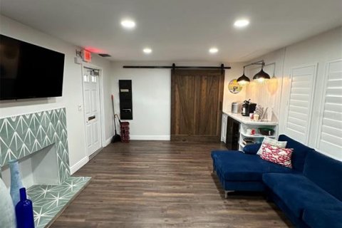 Propiedad comercial en alquiler en Tampa, Florida, 97.55 m2 № 1513878 - foto 2