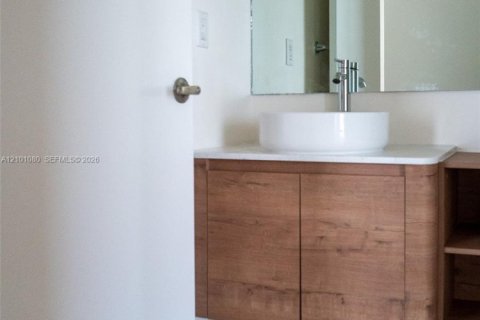 Condo in Miami, Florida, 2 bedrooms  № 2401334 - photo 9