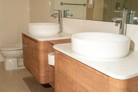 Condo in Miami, Florida, 2 bedrooms  № 2401334 - photo 6