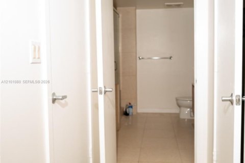 Condo in Miami, Florida, 2 bedrooms  № 2401334 - photo 4