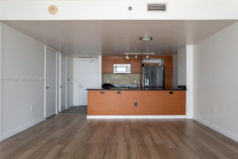Condo in Miami, Florida, 2 bedrooms  № 2401334 - photo 2